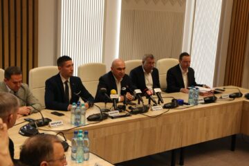 Moment istoric la Suceava. Au fost semnate contractele pentru autostrada A7 Pașcani – Suceava, în prezența premierului Ilie Bolojan și a președintelui CJ, Gheorghe Șoldan