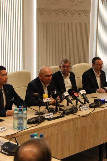 Moment istoric la Suceava. Au fost semnate contractele pentru autostrada A7 Pașcani – Suceava, în prezența premierului Ilie Bolojan și a președintelui CJ, Gheorghe Șoldan