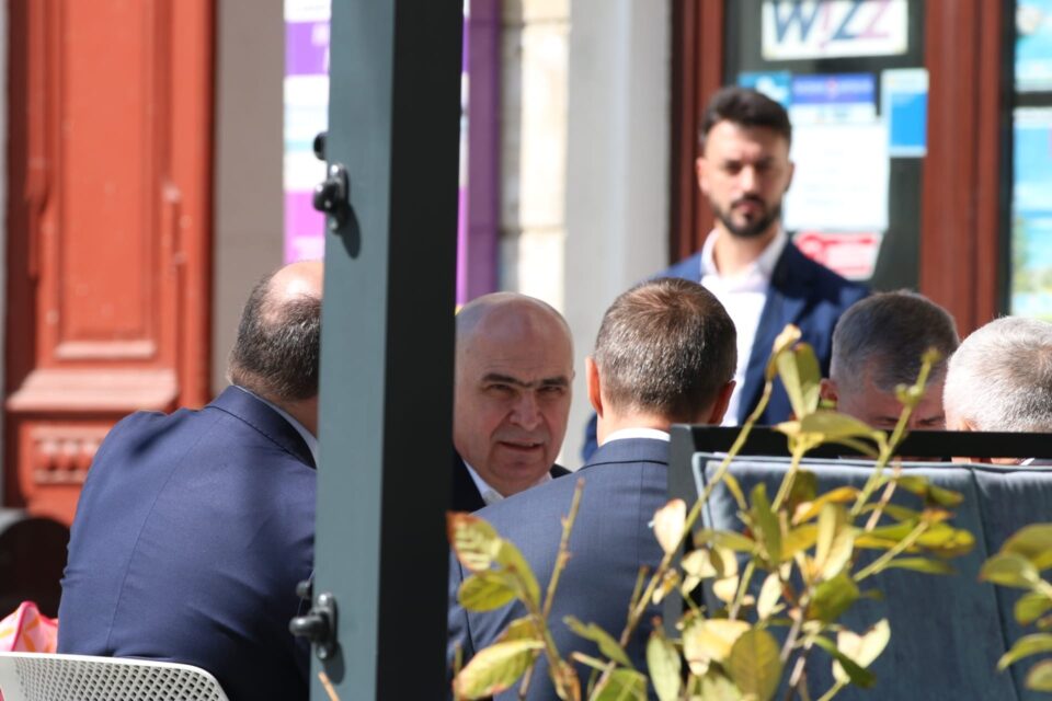 Premierul Ilie Bolojan a fost de 1 Mai la o terasă din centrul Sucevei