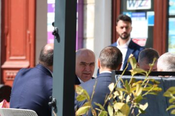 Premierul Ilie Bolojan a fost de 1 Mai la o terasă din centrul Sucevei