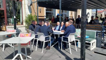 Premierul Ilie Bolojan a fost de 1 Mai la o terasă din centrul Sucevei