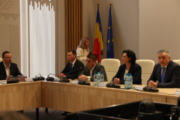 Moment istoric la Suceava. Au fost semnate contractele pentru autostrada A7 Pașcani – Suceava, în prezența premierului Ilie Bolojan și a președintelui CJ, Gheorghe Șoldan