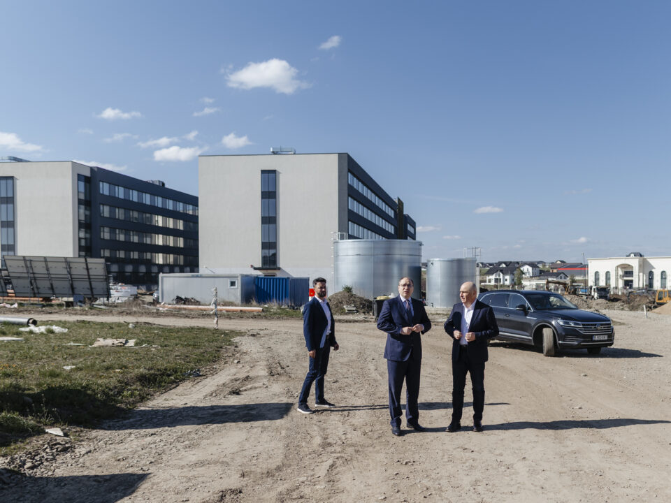 Ilie Bolojan si Mihai Dimian la campusul de la Moara