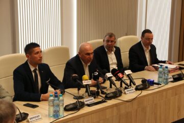Moment istoric la Suceava. Au fost semnate contractele pentru autostrada A7 Pașcani – Suceava, în prezența premierului Ilie Bolojan și a președintelui CJ, Gheorghe Șoldan