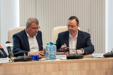 Moment istoric la Suceava. Au fost semnate contractele pentru autostrada A7 Pașcani – Suceava, în prezența premierului Ilie Bolojan și a președintelui CJ, Gheorghe Șoldan
