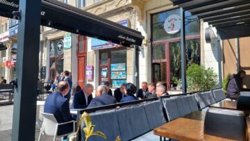 Premierul Ilie Bolojan a fost de 1 Mai la o terasă din centrul Sucevei