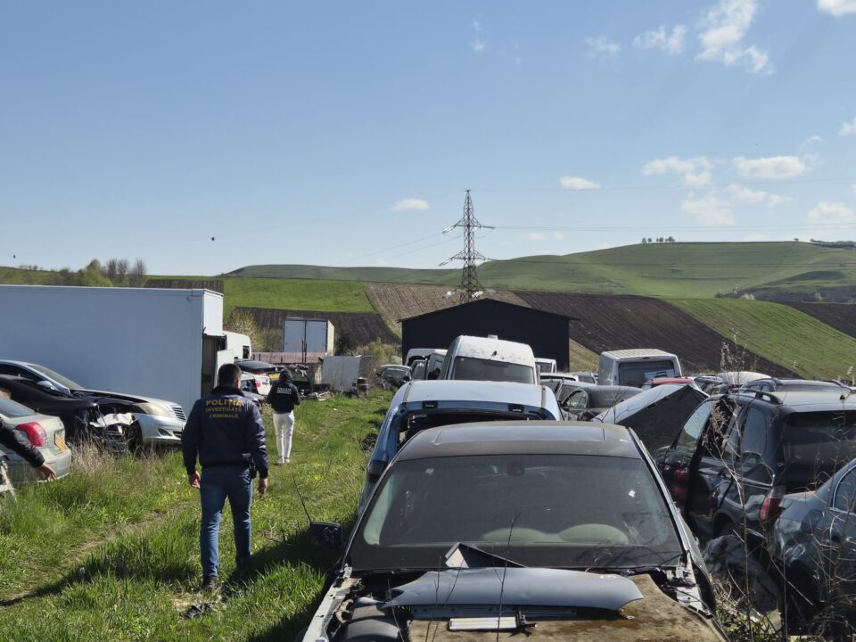 Mașini furate din Marea Britanie, ridicate de polițiști de la un centru de dezmembrări