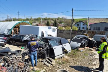 Mașini furate din Marea Britanie, ridicate de polițiști de la un centru de dezmembrări