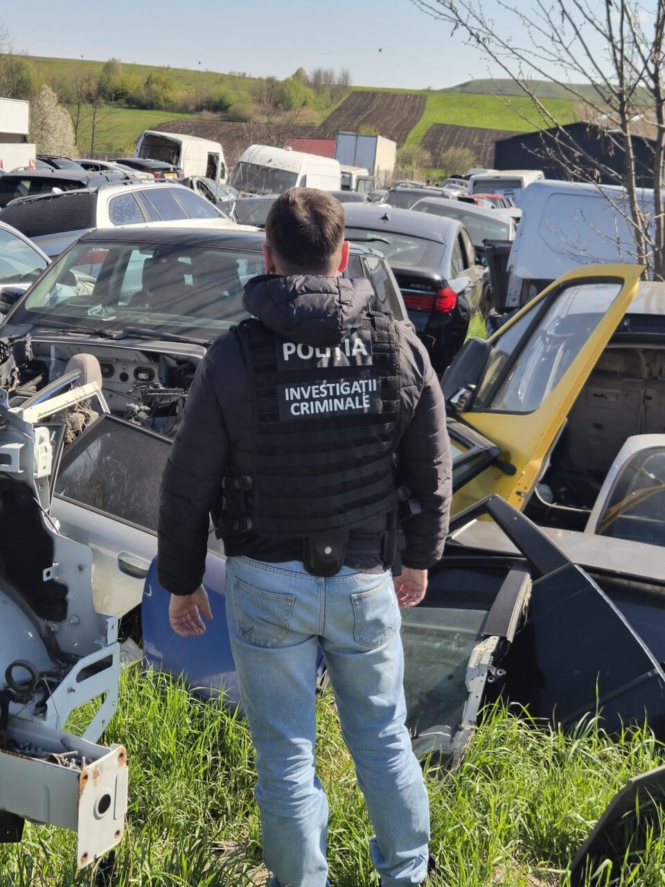 Mașini furate din Marea Britanie, ridicate de polițiști de la un centru de dezmembrări