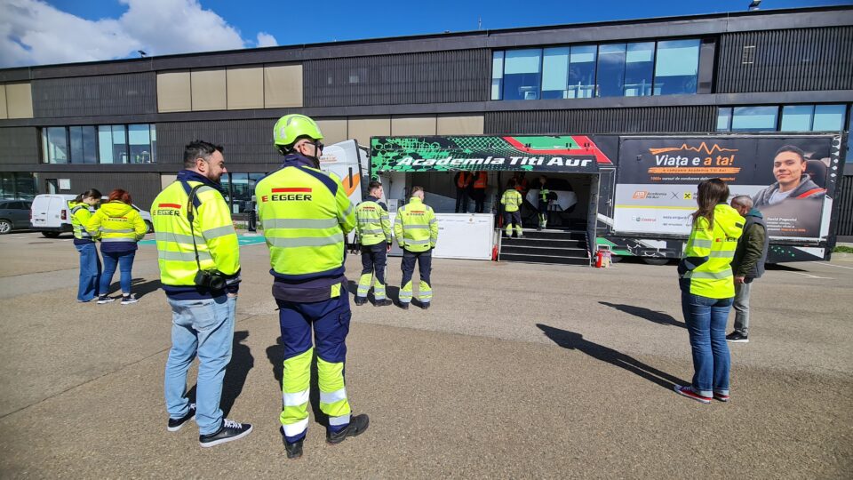 Săptămâna siguranței” (Safety Week), organizată la fabrica EGGER din Rădăuți, marchează Ziua Mondială a Securității și Sănătății în Muncă