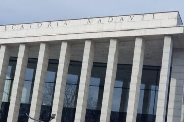 Un tânăr care și-a snopit în bătaie bunica, condamnat cu suspendare și eliberat din arest