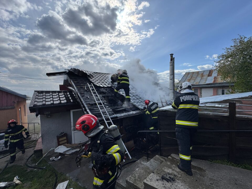 Pompierii au intervenit la 12 incendii, în mini-vacanța 1-3 mai