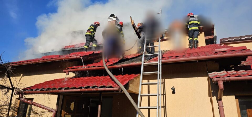 Pompierii au intervenit la 12 incendii, în mini-vacanța 1-3 mai