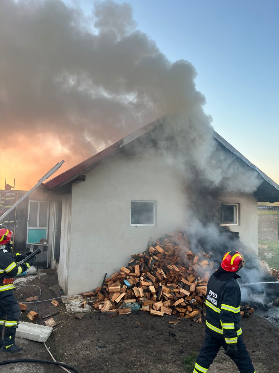 Pompierii au intervenit la 12 incendii, în mini-vacanța 1-3 mai