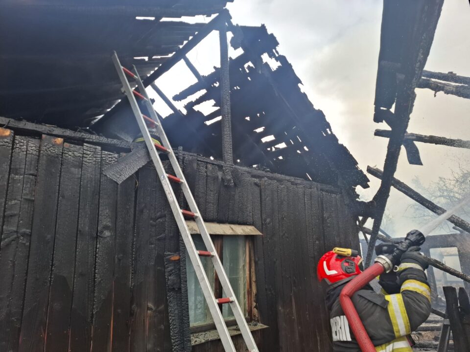 Pompierii au intervenit la 12 incendii, în mini-vacanța 1-3 mai