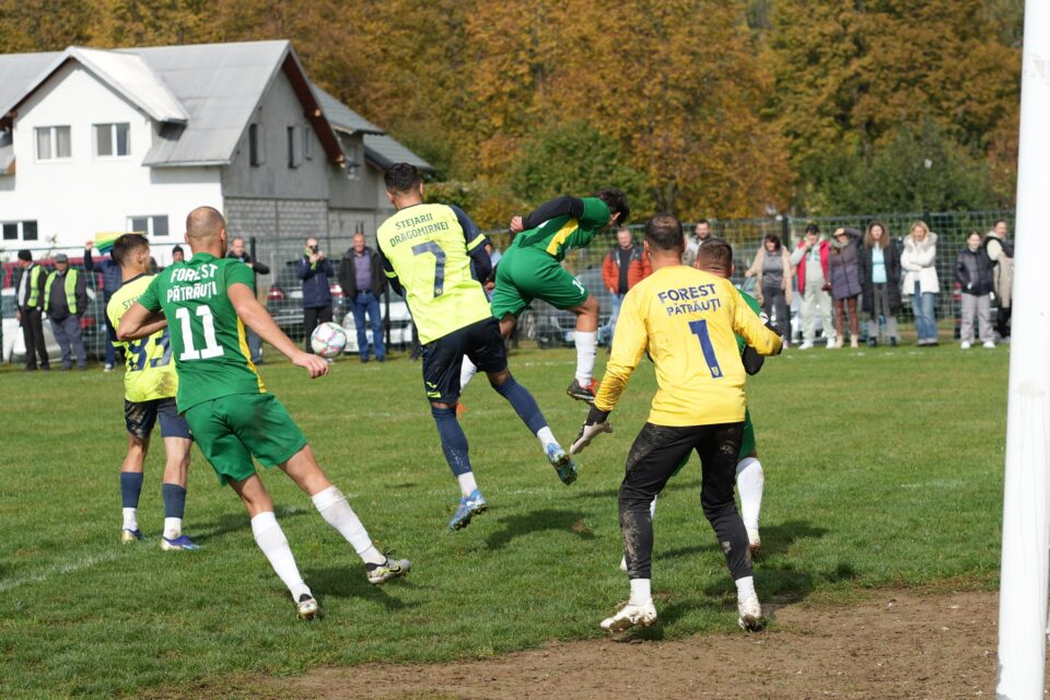 Patru formații luptă pentru cele două locuri promovabile în play-off-ul Ligii a V-a