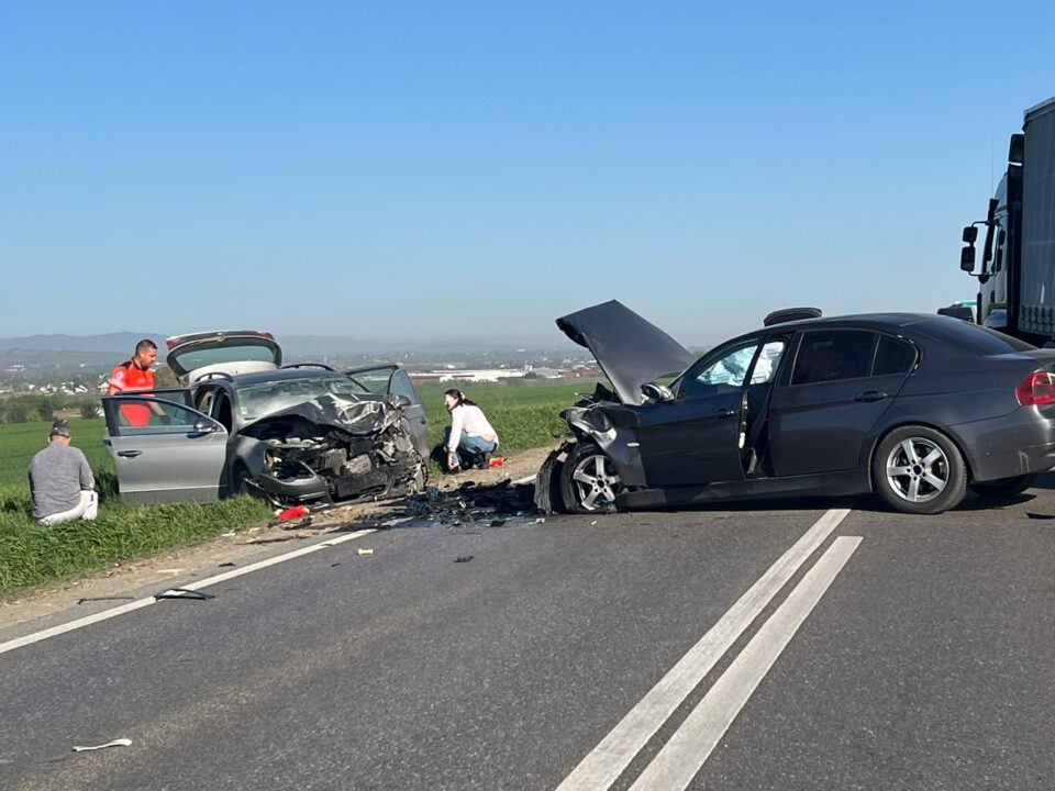 Accident cu trei răniți, după un impact violent între două autoturisme, pe E 85, la Dănila