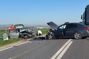 Accident cu trei răniți, după un impact violent între două autoturisme, pe E 85, la Dănila