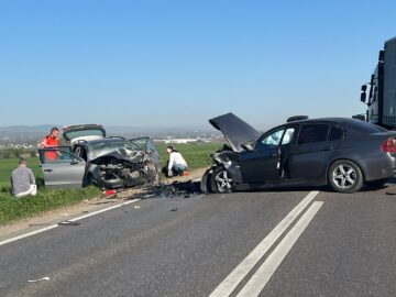 Trei persoane au ajuns la spital după ce un tânăr de 20 de ani a intrat pe contrasens