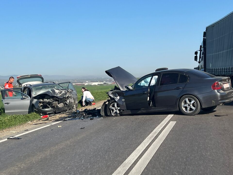 Accident cu trei răniți, după un impact violent între două autoturisme, pe E 85, la Dănila