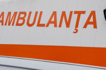 O femeie a suferit o fractură la un picior după ce a fost lovită de o trotinetă condusă de un minor de 12 ani