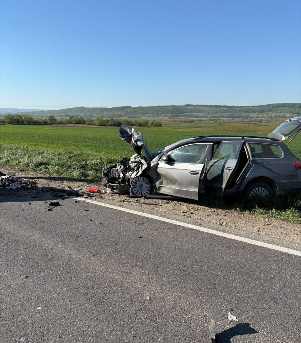 Accident cu trei răniți, după un impact violent între două autoturisme, pe E 85, la Dănila