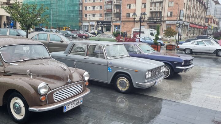 În jur de 120 de mașini retro vor putea fi admirate în centrul Sucevei, multe din acestea vehicule rare și cu vechime de peste jumătate de secol