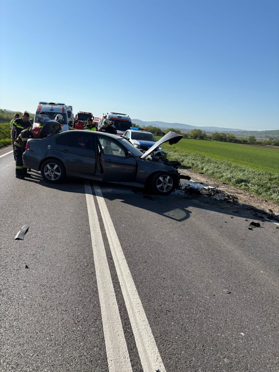 Accident cu trei răniți, după un impact violent între două autoturisme, pe E 85, la Dănila