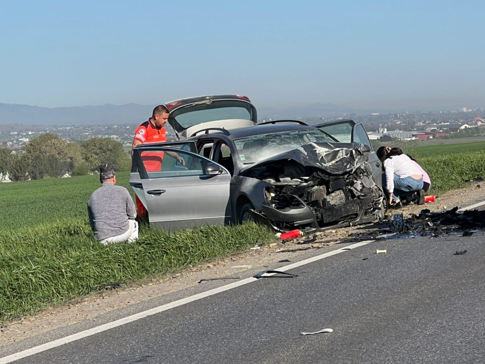 Accident cu trei răniți, după un impact violent între două autoturisme, pe E 85, la Dănila