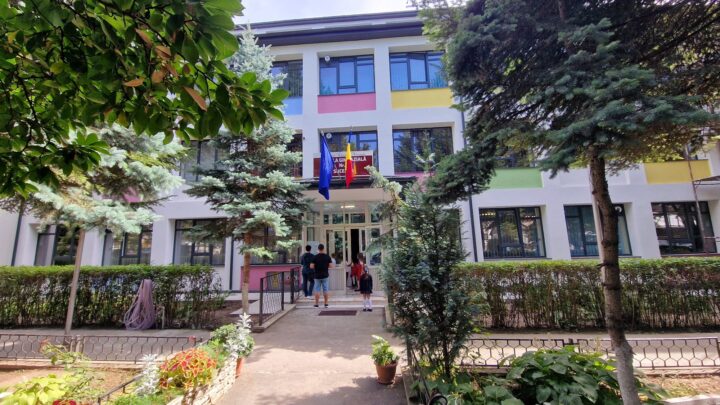 Elevi absenți după ce au acuzat dureri de burtă și stare astenică, la o școală din Suceava