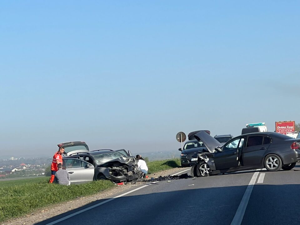 Accident cu trei răniți, după un impact violent între două autoturisme, pe E 85, la Dănila