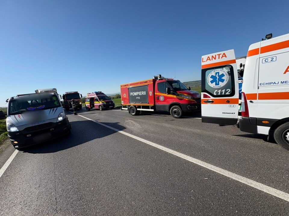 Accident cu trei răniți, după un impact violent între două autoturisme, pe E 85, la Dănila