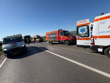 Trei persoane au ajuns la spital după ce un tânăr de 20 de ani a intrat pe contrasens