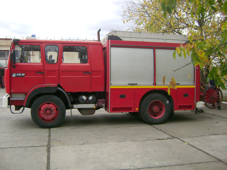 Un tir cu cherestea a luat foc în mers, iar incendiul a fost stins cu ajutorul unor localnici