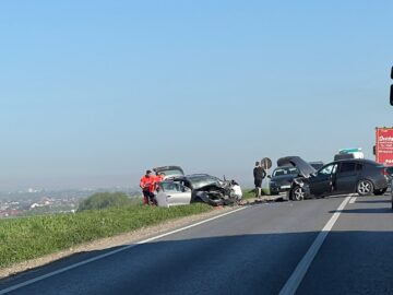 Trei persoane au ajuns la spital după ce un tânăr de 20 de ani a intrat pe contrasens