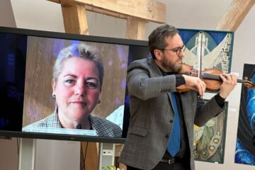 Tudor Bolnavu: „Mama este prezentă aici prin fiecare tablou. A lăsat vorbă ca la fiecare vernisaj să cânt. Știu că își dorea să cânt”