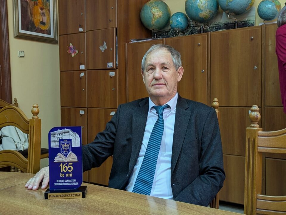 Profesorul Costan Costică, sărbătorit la 80 de ani, la școala unde a predat peste cinci decenii
