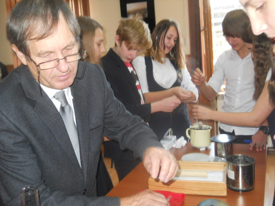 Profesorul Costan Costică, sărbătorit la 80 de ani, la școala unde a predat peste cinci decenii