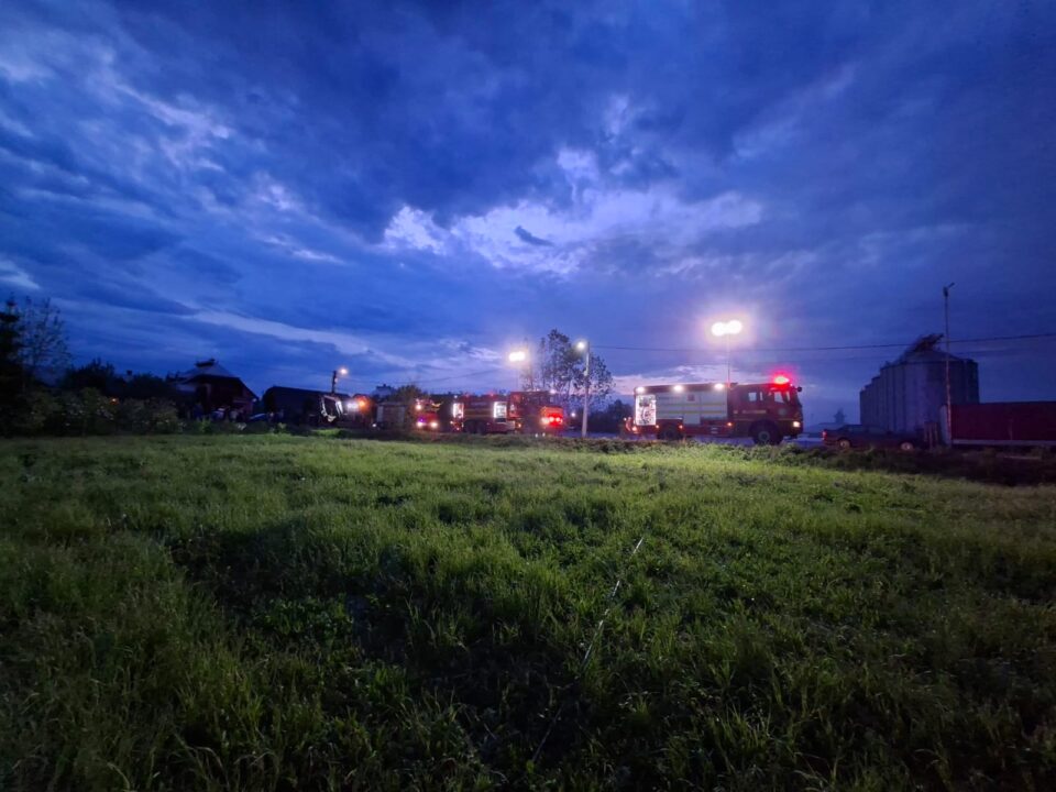 Două adăposturi de animale, distruse într-un puternic incendiu