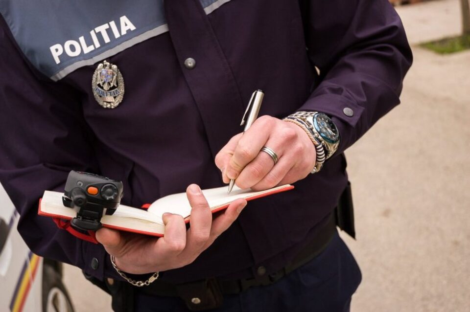 Prins de polițiști în timp ce consuma băuturi alcoolice în centrul orașului, un bărbat l-a amenințat cu moartea pe omul legii