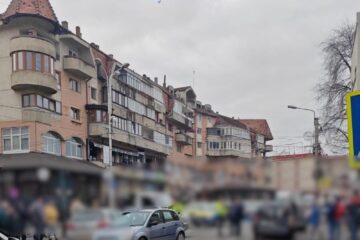 Un tânăr care a furat o mașină și a provocat tamponări în lanț, judecat și pentru evadare din custodia polițiștilor
