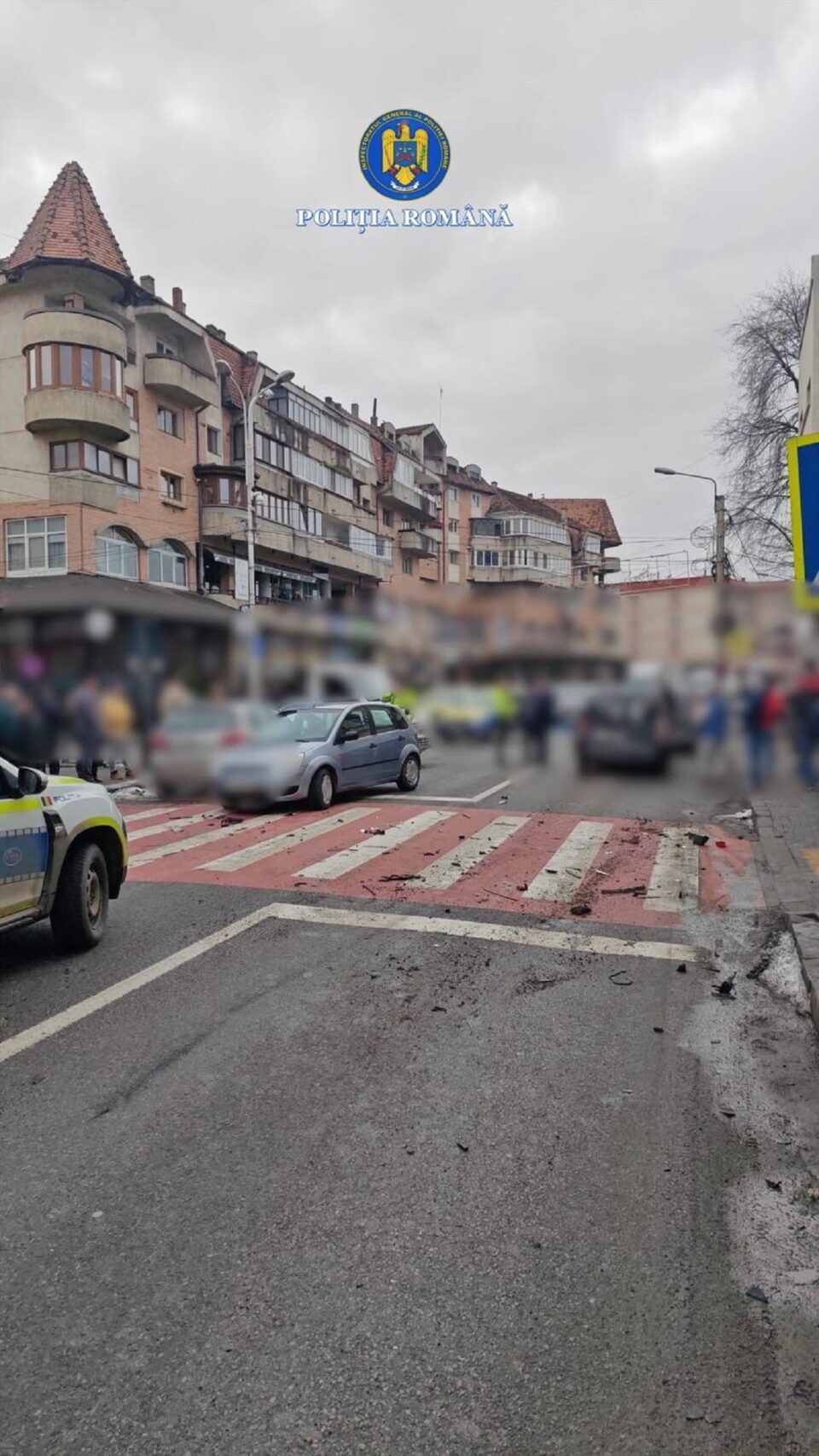 Un tânăr care a furat o mașină și a provocat tamponări în lanț, judecat și pentru evadare din custodia polițiștilor