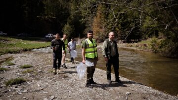 Grupul de Inițiativă Civică Suceava a organizat o acțiune de repopulare cu păstrăv indigen pe râul Neagra din Broșteni