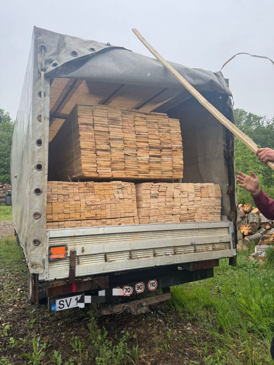 Un sucevean care transporta cherestea fără acte a fost lăsat și fără materialul lemnos, dar și fără autoutilitară Un sucevean care transporta cherestea fără acte a fost lăsat și fără materialul lemnos, dar și fără autoutilitară