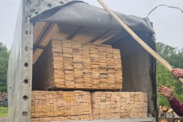 Un sucevean care transporta cherestea fără acte a fost lăsat și fără materialul lemnos, dar și fără autoutilitară