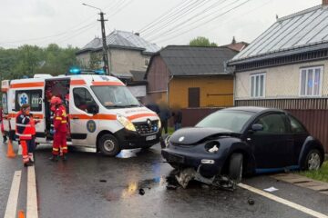 O mamă și fiul de doar trei ani au ajuns la spital după ce mașina cu care circulau s-a oprit într-un gard