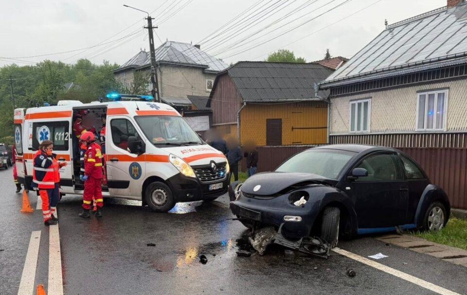 O mamă și fiul de doar trei ani au ajuns la spital după ce mașina cu care circulau s-a oprit într-un gard