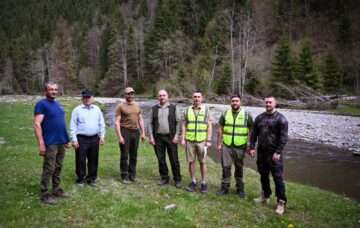 Grupul de Inițiativă Civică Suceava a organizat o acțiune de repopulare cu păstrăv indigen pe râul Neagra din Broșteni