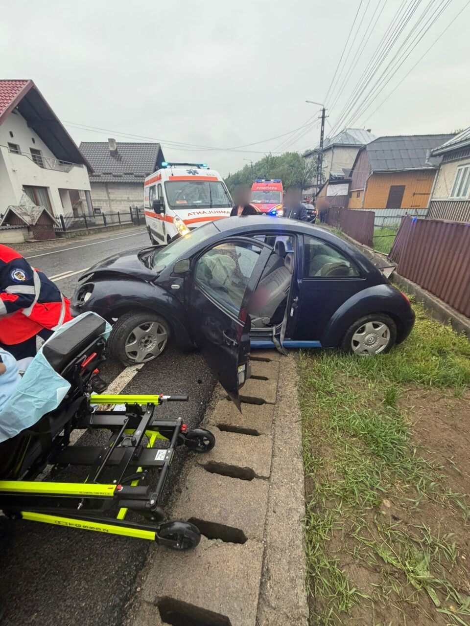 O mamă și fiul de doar trei ani au ajuns la spital după ce mașina cu care circulau s-a oprit într-un gard