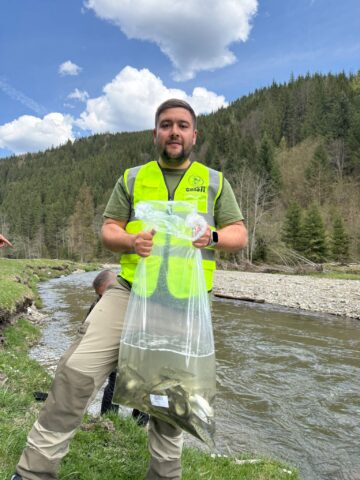 Grupul de Inițiativă Civică Suceava a organizat o acțiune de repopulare cu păstrăv indigen pe râul Neagra din Broșteni